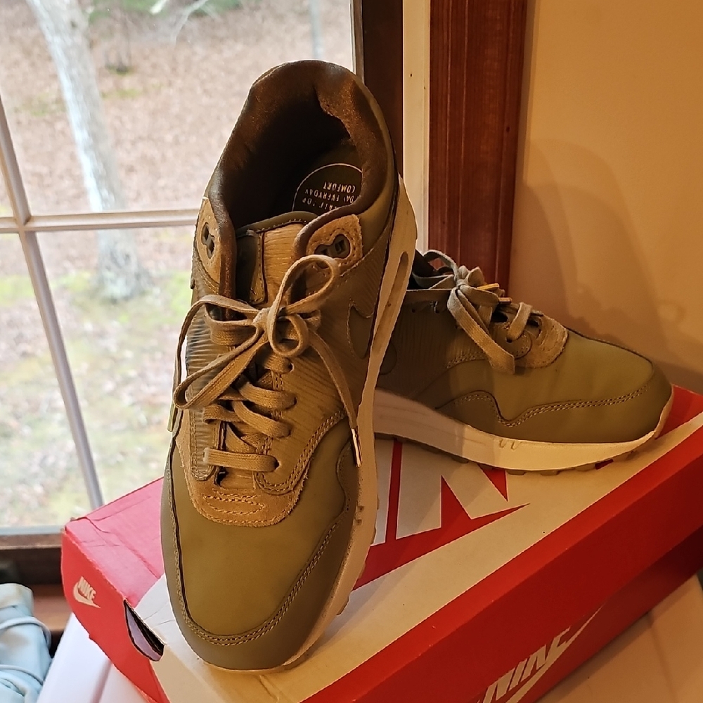 Nike Men's Khaki Green Sneakers